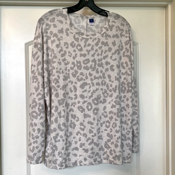 Old Navy Tops - OLD NAVY - Leopard Print Crew Neck Sweater - In perfect condition! 🤍🖤